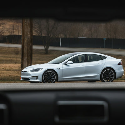 Tesla rudert nach Beschwerden von Besitzern bei umstrittener Navigationsfunktion zurück.