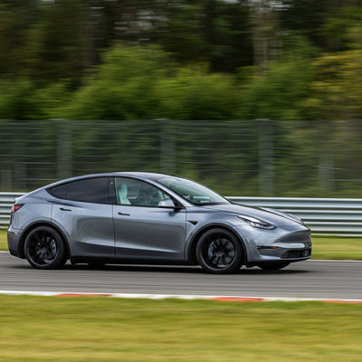 Tesla Model Y Performance rast mit neuen Funktionen um den Nürburgring