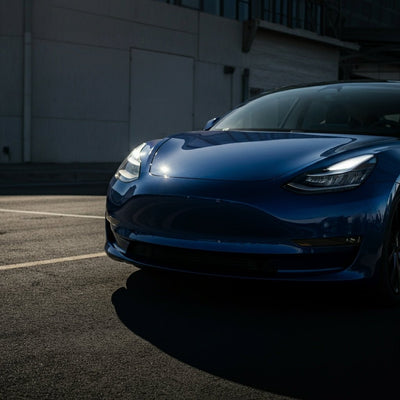 Tesla plant, stark geprüftes Autoteil mit einfacher Technik anzupassen