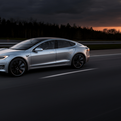 Teslas bahnbrechender Schritt: Volles autonomes Fahren an Versicherungsprämien koppeln für große Einsparungen