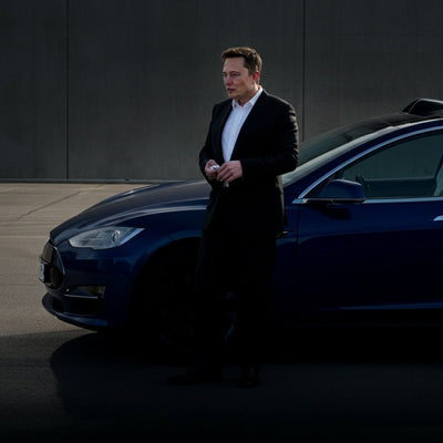 Elon Musk gibt Hinweise zum Zeitplan für die Reduzierung der Sicherheitsmonitore in Teslas Robotaxi-Flotte
