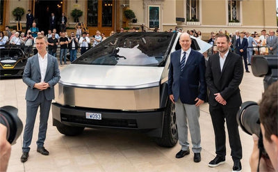 Monacos Fürst Albert II. dreht eine Runde mit dem Tesla Cybertruck auf der Top Marques Show 