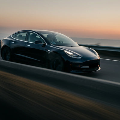 Tesla kündigt die Möglichkeit des SMS-Schreibens während der Fahrt innerhalb weniger Monate an.