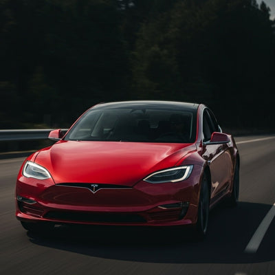 Tesla FSD und Robotaxis verdeutlichen menschliches Versagen am Steuer.