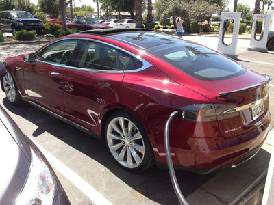 Tesla FSD lag im Dez. 2025 bei fast 7 Milliarden Meilen; 2,5 Milliarden davon waren Stadtfahrten