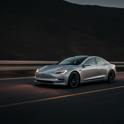 Tesla deutet neue Fahrzeugvorstellungen am Horizont an