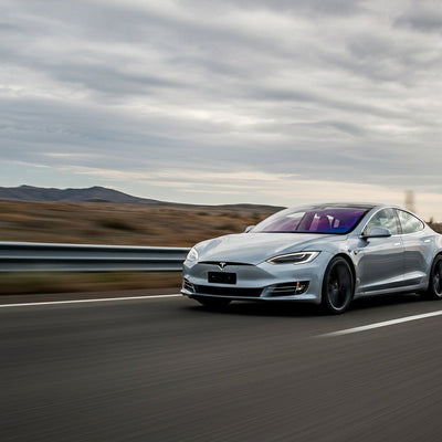 Tesla veröffentlicht mit Version 14.1.2 das bisher schnellste Geschwindigkeitsprofil für autonomes Fahren im Stil von „Mad Max“.