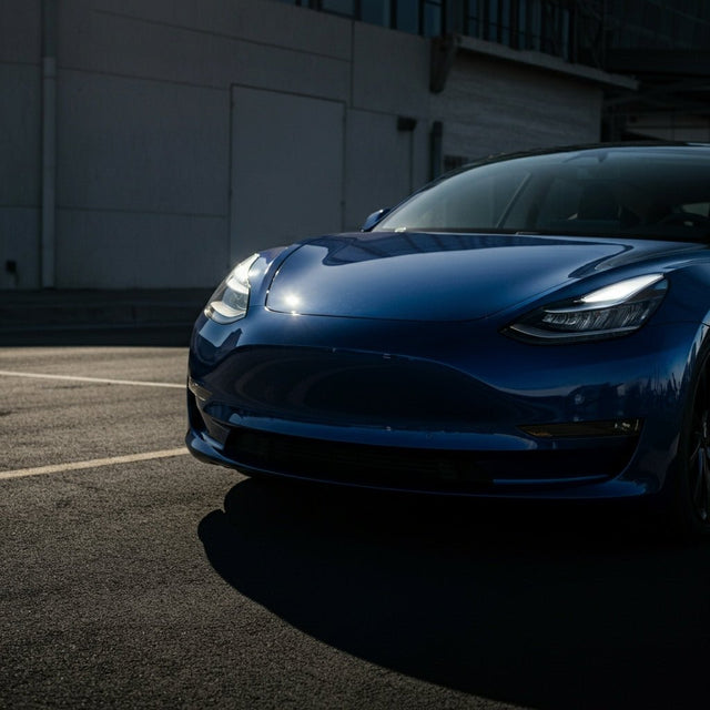 Tesla plant, stark geprüftes Autoteil mit einfacher Technik anzupassen