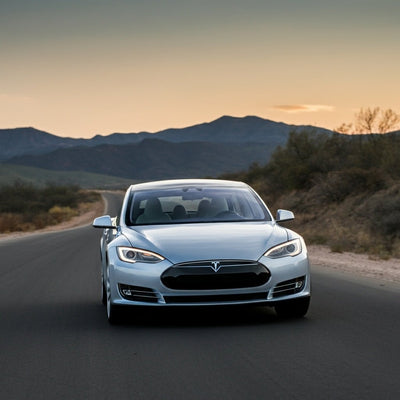 Tesla verfeinert volles Selbstfahren: Das neueste Update überzeugt dort, wo es zuletzt Mängel zeigte
