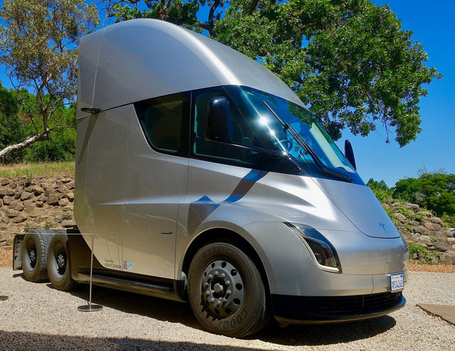 Thanksgiving 2025: Drohnen zeigten eine ruhige, vollständigere Tesla Semi-Fabrik in Nevada