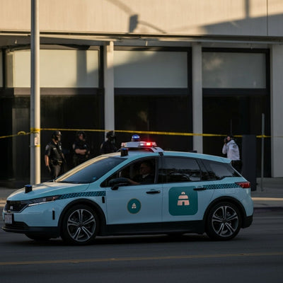 Waymo-Fahrerloses Taxi fährt direkt in laufende LAPD-Belagerung