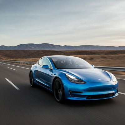 Wir haben die Fähigkeit von Teslas vollautonomem Fahrsystem getestet, während der Fahrt zu texten.